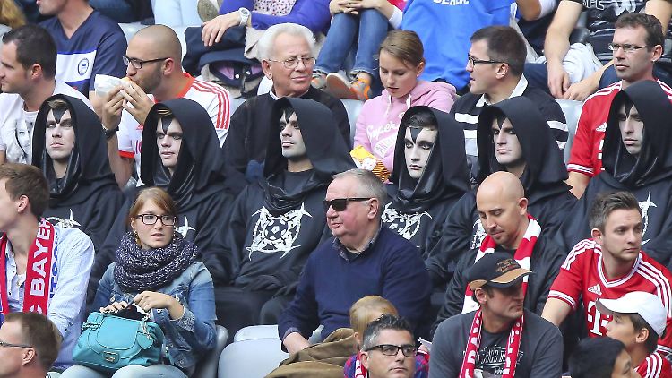 Noch gruseliger als die weißen Regencapes, die immer das Telekom-T bilden: Elf schwarz gekleide Gestalten, die in der vergangenen Saison im Spiel gegen Hertha BSC für Verwirrung sorgten. Es entpuppte sich als Werbeaktion. 