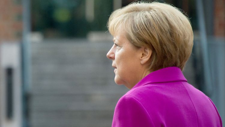 Merkel nimmt Ministerin von der Leyen in Schutz und bietet ihr an, die Krise gemeinsam zu lösen.