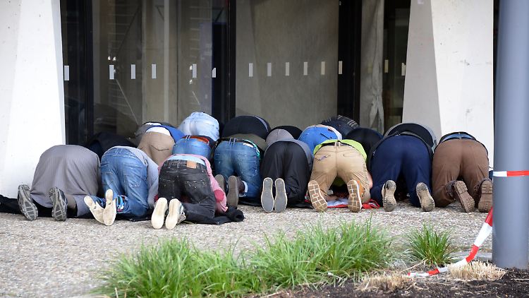 Teilnehmer einer islamistischen Veranstaltung auf dem Marktplatz in Pforzheim (Baden-Württemberg).