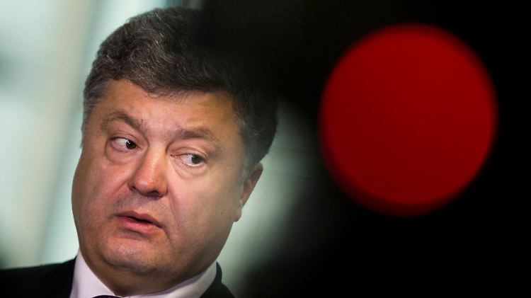 Poroschenko spricht selbst gut Englisch und möchte, dass die Sprache in der Schule als erste Fremdsprache gelehrt wird.