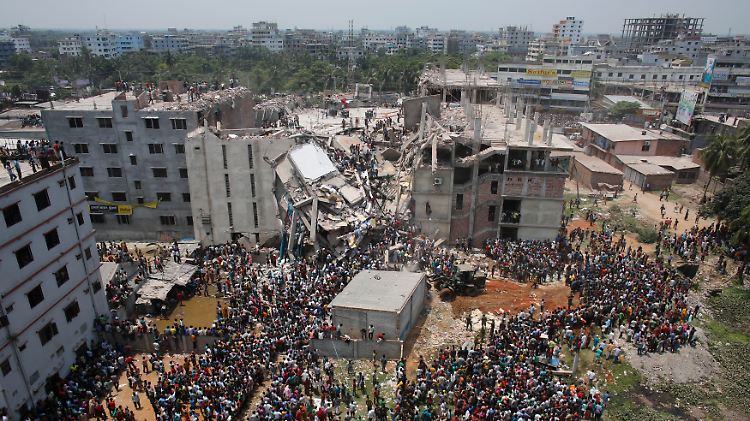 Das eingestürzte Rana-Plaza-Fabrikgebäudes in Bangladesch im April 2013. Danach wurden nach Branchenangaben mehr als 200 Textilfirmen im Land geschlossen. Zehntausende Beschäftigte sollen dadurch ihre Arbeit verloren haben. 
