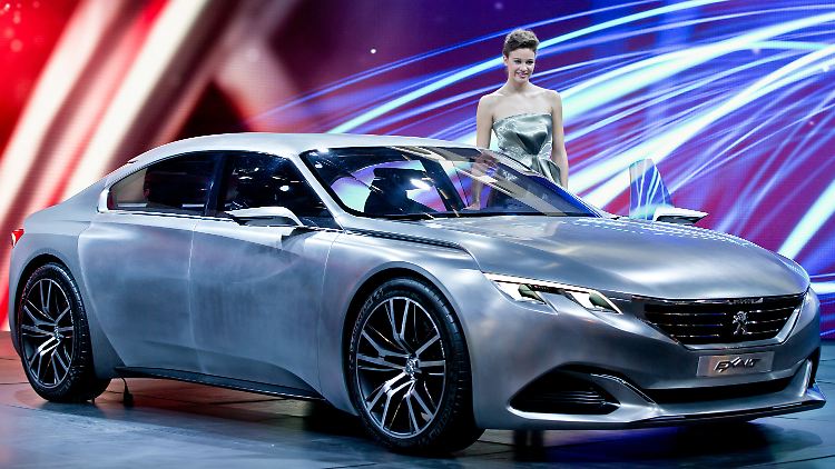 Beim Peugeot Exalt wird nicht nur Wert auf Recyclingmaterialien gelegt. Der aerodynamische Flitzer verbirgt im Kofferraum auch einen kleinen Roller, falls es mit dem Auto nicht weitergeht.