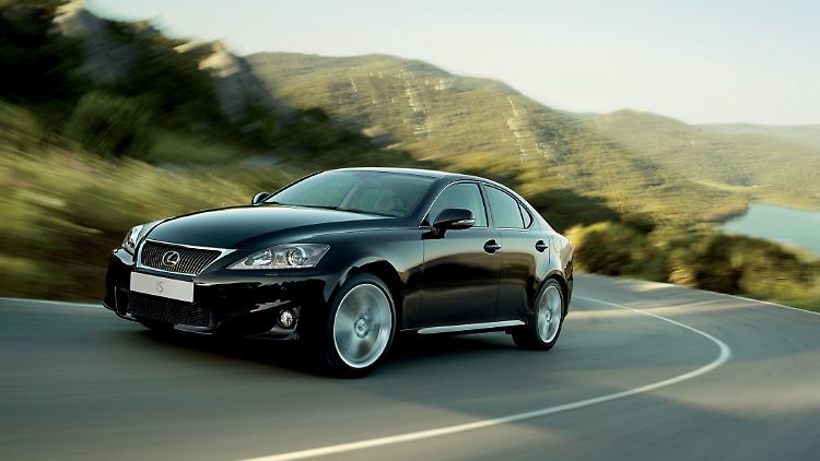 Mit zarten Retuschen frischt Lexus den IS auf.