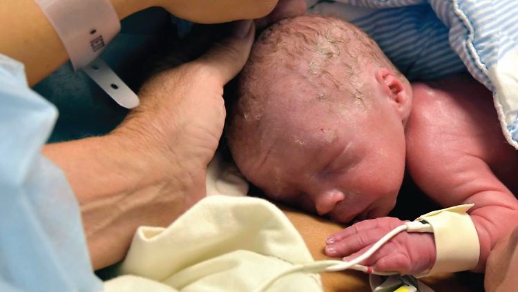 Der kleine Junge kam acht Wochen zu früh auf die Welt und ist bereits eine Sensation: Er wuchs in einer transplantierten Gebärmutter auf.