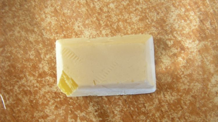 Wie der Phosphorbrocken aussah, den die Spaziergängerin in Sankt Peter Ording gefunden hat, ist nicht bekannt. Hier ist weißer Phosphor mit einer gelben Schnittfläche zu sehen. Er wird am besten in Öl gelagert. Denn im Kontakt mit Luft entzündet er sich sofort.