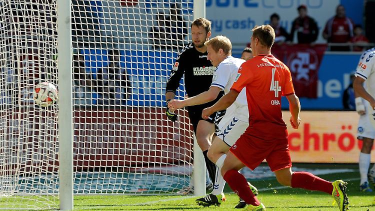 Keeper Dirk Orlishausen schaut dem Ball von Willi Orban hinterher - Lautern führt 1:0.