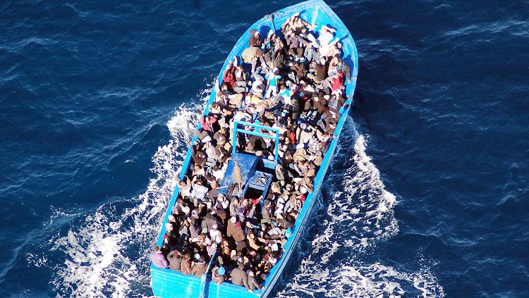 Immer wieder werden hoffnungslos überfüllte Boote von der Küstenwache in Sicherheit gebracht.