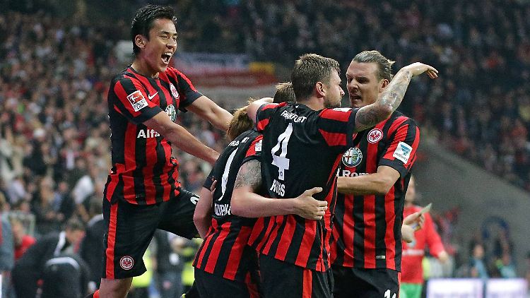 Jubel bei den Frankfurter Spielern nach dem Tor zum 3:2.