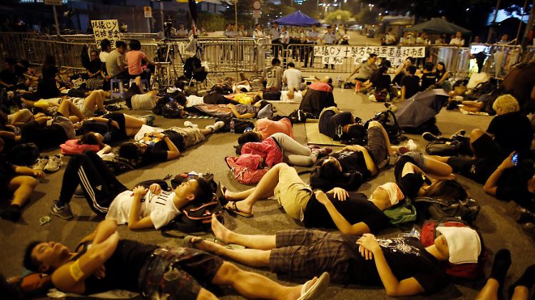 Vor dem Eingang des Büros von Hongkongs Regierungschef Leung Chun-ying legten sich zahlreiche Demonstranten in der Nacht zum Schlafen nieder und blockierten dabei den Zugang zu dem Gebäude. 