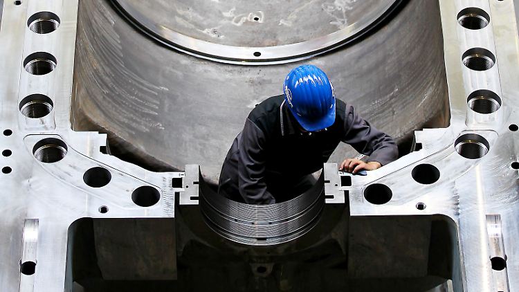 Ein Mechaniker arbeitet beim Turbinenhersteller MAN in einem Gehäuse. Nach einem enttäuschenden Frühjahr fasst die deutsche Wirtschaft zumindest wieder etwas Tritt.