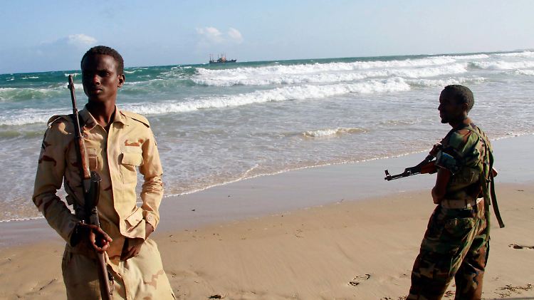 Somalische Soldaten am Strand von Marka nahe Baraawe: Seit Jahren schon liefert sich die Armee einen aufreibenden Kampf mit den Islamisten der al-Schabab-Miliz. 