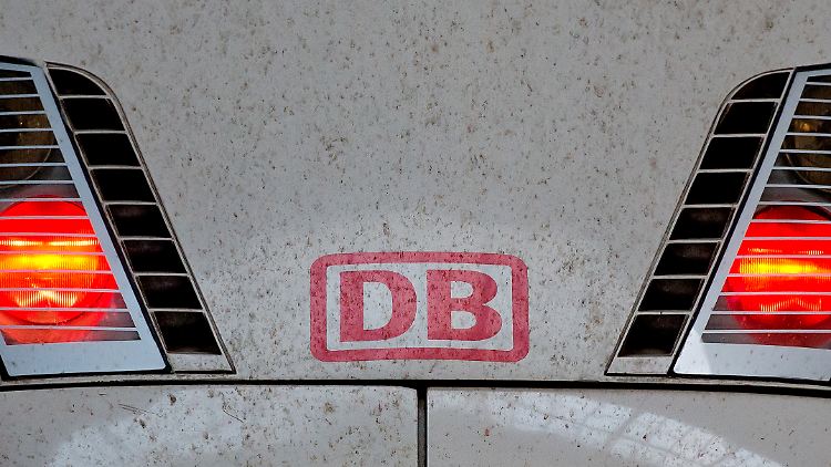 Rote Scheinwerfer eines ICE: Die Zeichen bei der Bahn stehen auf Streik.
