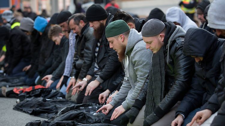 Vor einer Kundgebung des salafistischen Predigers Pierre Vogel beten die Teilnehmer auf der Straße.