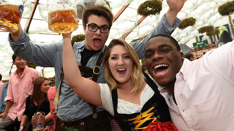 Münchens Oberbürgermeister spricht von einer "unglaublich gemütlichen Wiesn". Auch bei diesen drei Besuchern aus den USA war die Stimmung gut.