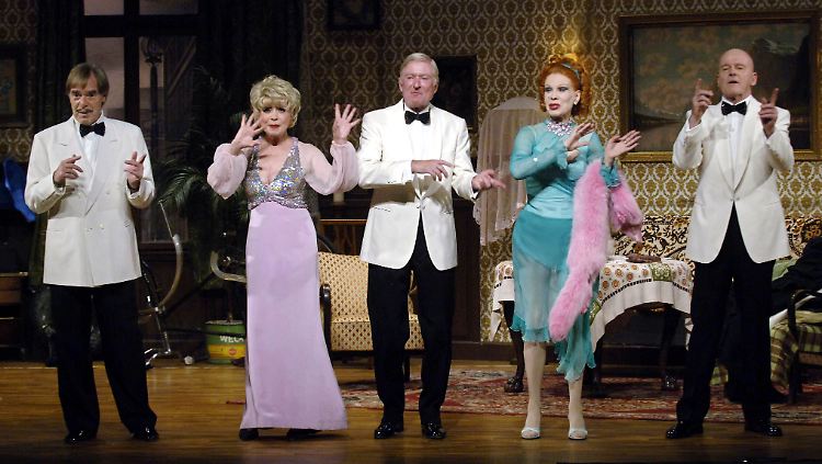 Horst Jüssen (l-r), Ingrid Steeger, Peer Augustinski, Elisabeth Volkmann und Wichart von Roell tanzten noch einmal als "Klimbim"-Familie im Mai 2005 im Ernst-Deutsch-Theater in Hamburg.