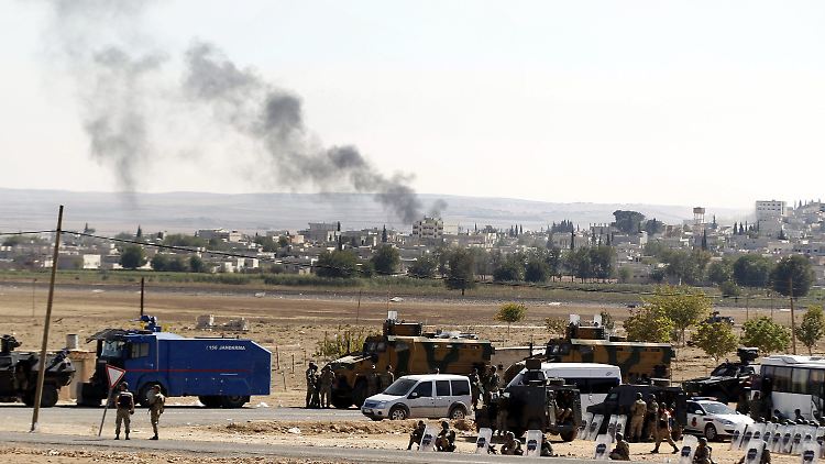 Rauch steigt über der syrischen Stadt Kobane auf.
