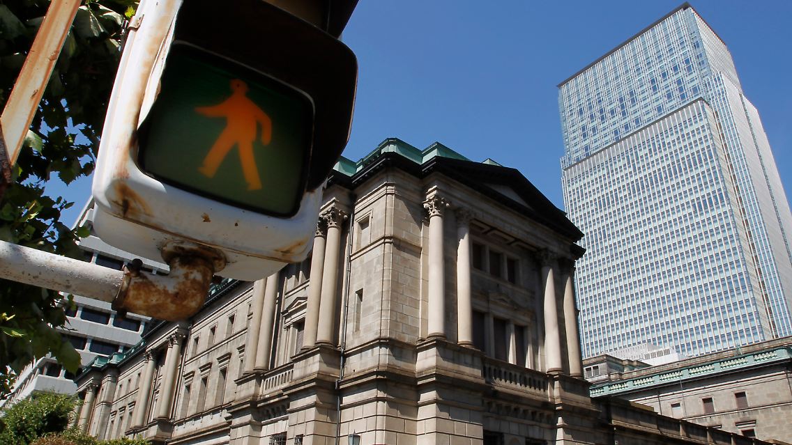 Die Landeswährung Yen profitiert in einer ersten Reaktion von der Maßnahme der Bank of Japan: die Kurse von Exporttiteln steigen.