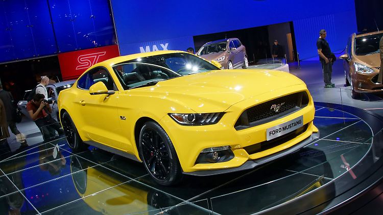 Seine typischen Insignien hat der Ford Mustang behalten: die typische Fastback-Form, die riesige Motorhaube und den Kühlergrill-Schlund.
