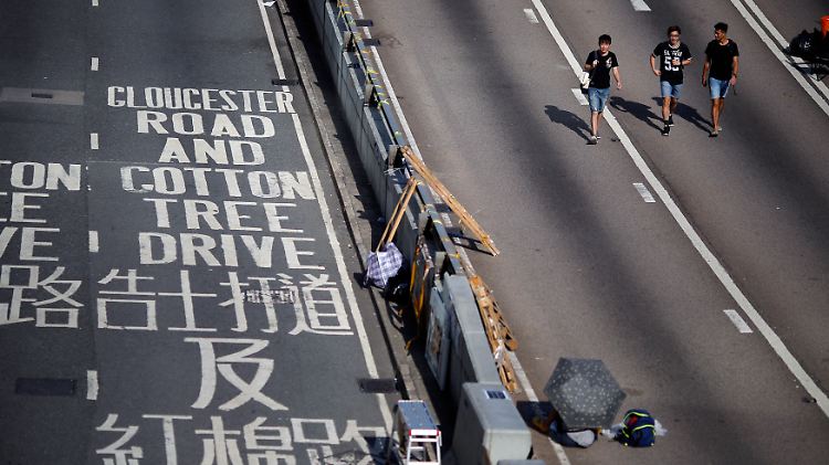 Protestler an einem blockierten Areal in der Nähe des Hauptverwaltungsgebäudes in Hongkong.