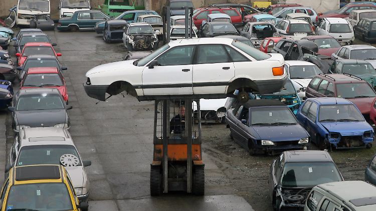 Einfach verschenken ist nicht: Besitzer von Schrottautos müssen sich selbst um die Entsorgung kümmern.