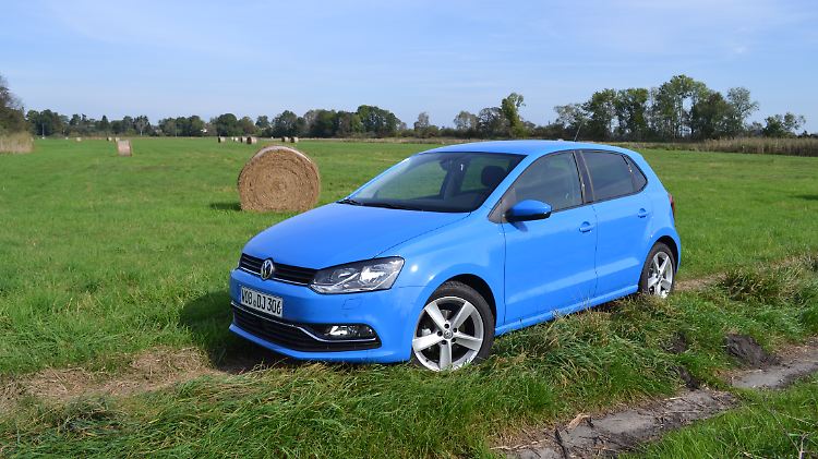 Der neue Polo macht sich in der Farbe "Cornflower Blue" nicht nur auf dem Feld gut.