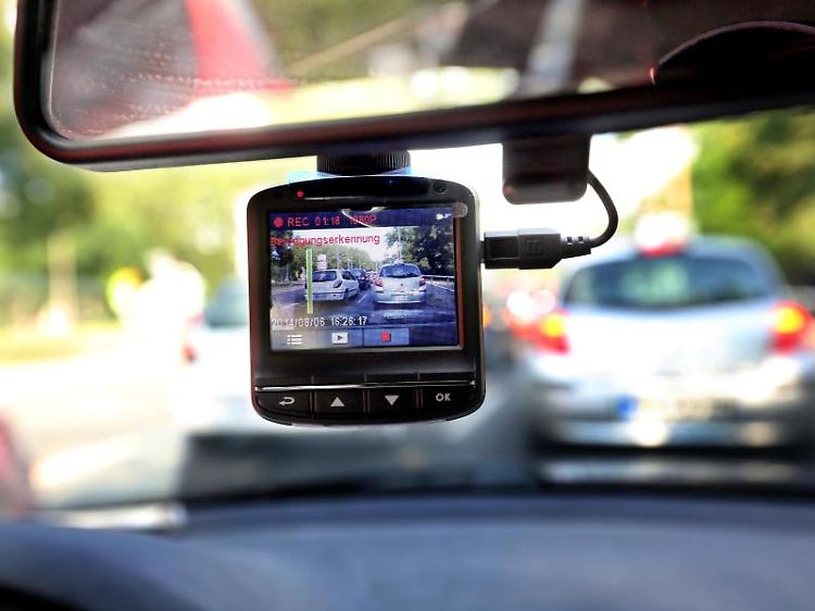 Dashcams zeichnen während der Fahrt Bilder auf. Ihr Einsatz ist datenschutzrechtlich umstritten.