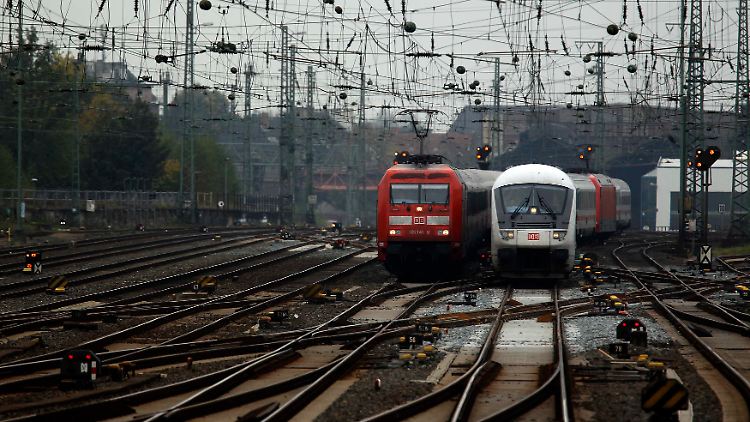 GDL-Vorstand Claus Wesselsky versicherte Bahn-Reisenden, den Streik rechtzeitig bekannt zu geben.