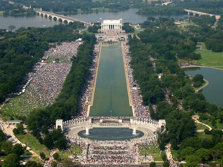 Die Demonstration fand vor dem Lincoln-Denkmal statt. Dort hatte Martin Luther King vor knapp einem halben Jahrhundert seine berühmte Rede gegen die Rassentrennung gehalten.