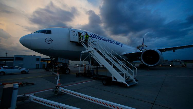 Rund die Hälfte der Fracht fliegt an Bord von Passagierflugzeugen mit: Eine Boeing 777-F der Deutschen Lufthansa (Archivbild).