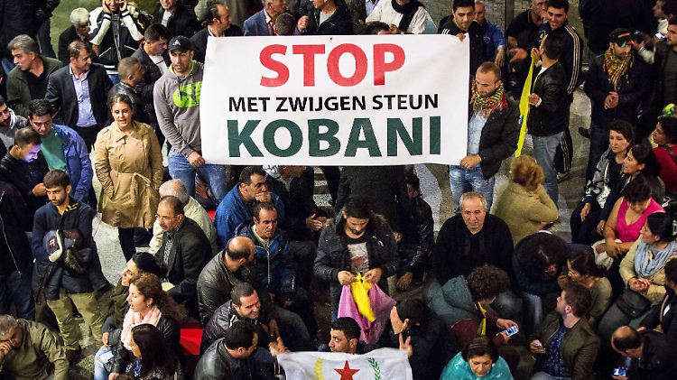 "Stoppt Kobane - mit stiller Unterstützung": Die Demonstranten in Den Haag und Bonn fordern eine "Überlebensperspektive" für die Kurden in Nordsyrien. 