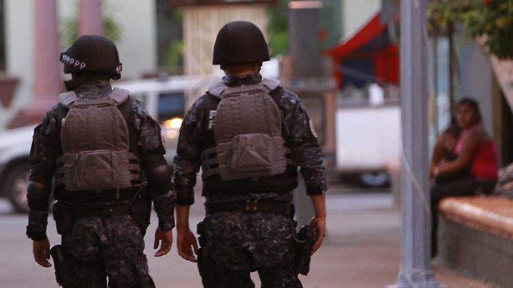 Bundespolizisten patrouillieren die Straßen von Iguala.