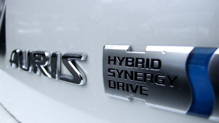 Toyotas Golf-Konkurrent ist ein Voll-Hybride. Er kann kurze Strecken auch nur elektrisch zurück legen.