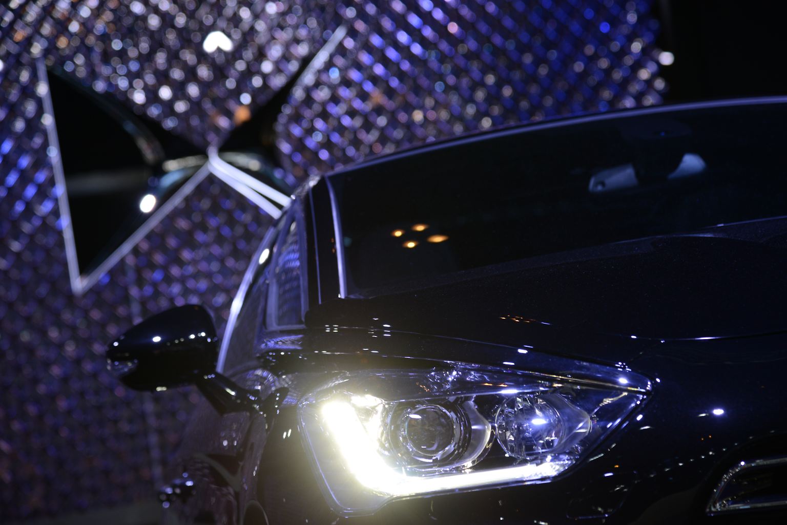 Die neuesten Neuwagen-Modelle begutachten, das kann man auf der Automesse in Paris vortrefflich. Spannender anzusehen als die häufig braven Serienmodelle sind allerdings die Studien, bei denen sich die Designer austoben dürfen.