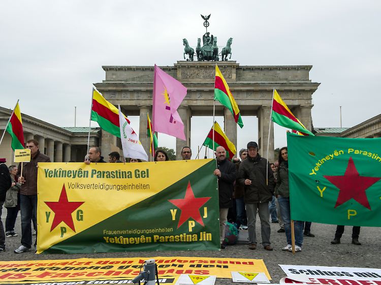 Luftschläge aus der Distanz können fanatische IS-Kämpfer nicht aufhalten: In Berlin demonstrieren Vertreter kurdischer Organisationen friedlich für ein massives Eingreifen der Weltgemeinschaft.