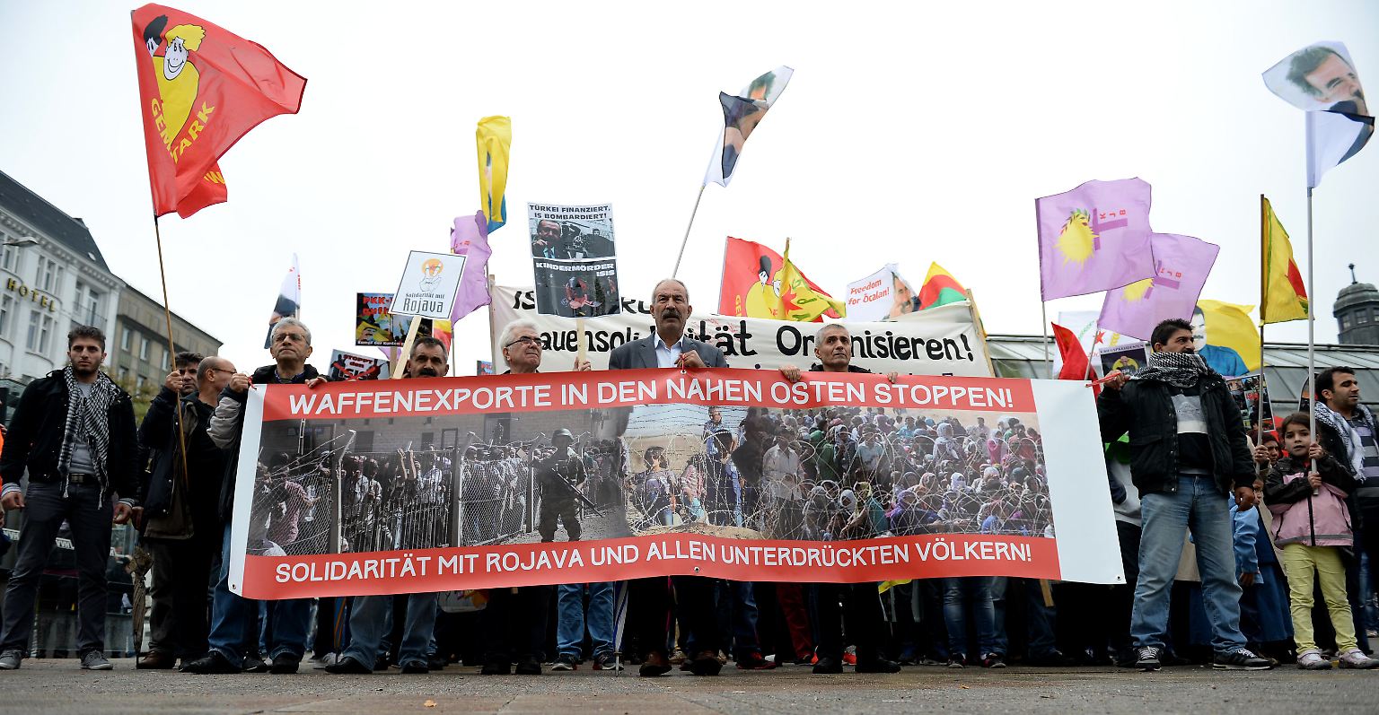 Der Konflikt in den Kurdengebieten Syriens, der Türkei und des Iraks schwappt auf Europas Großstädte über. Wie hier in Hamburg sind Demonstrationen und Solidaritätsbekundungen mit den vom IS bedrängten Kurden auf dem ganzen Kontinent zu finden.