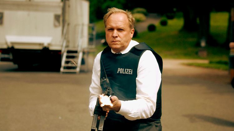 In diesem "Tatort" gibt es Tote: Kommissar Felix Murot (Ulrich Tukur) greift zur Waffe.
