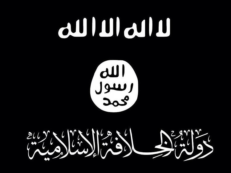 Eine Version der schwarzen Flagge des IS. Unten steht "Islamischer Kalifatsstaat", oben das Glaubensbekenntnis.