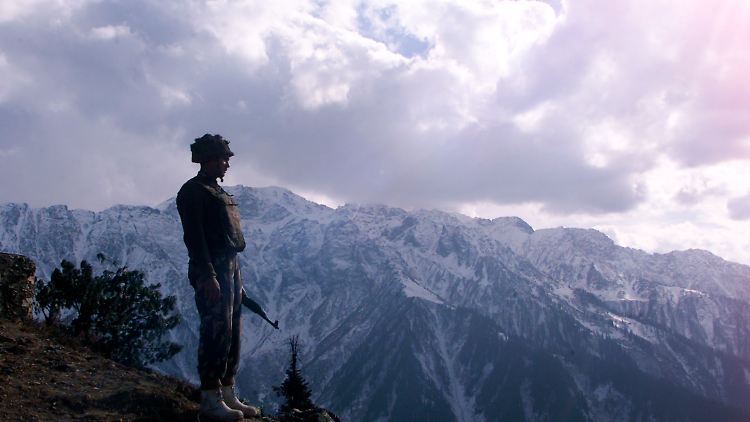 Indischer Soldat in Kaschmir: Die Himalaya-Region wird seit der Trennung Pakistans von Indien 1947 von beiden Staaten beansprucht. 