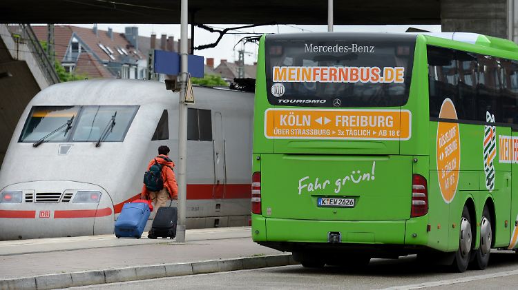 Immer mehr Menschen fahren Fernbus. Dennoch bleibt der Marktanteil im Gegensatz zur Bahn noch gering.