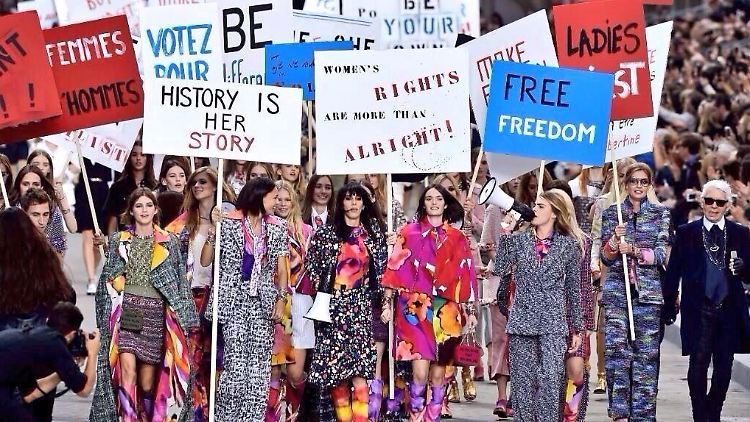 Für seine Modenschau lässt Karl Lagerfeld die Models für Frauenrechte demonstrieren. Am Ende dient das nur einem: ihm.