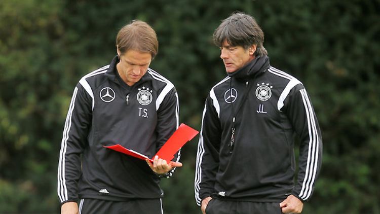 Noch eine Idee? Bundestrainer Löw und seinem neuen Assistenten Schneider gehen die Spieler aus?