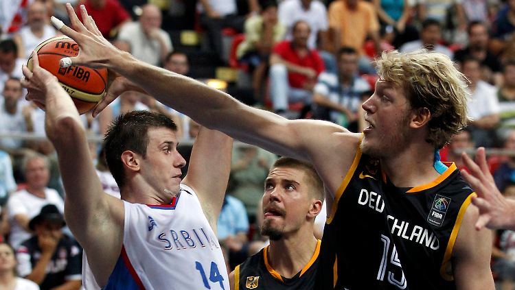 Christopher McNaughton blockt einen Wurf des Serben Novica Velickovic.