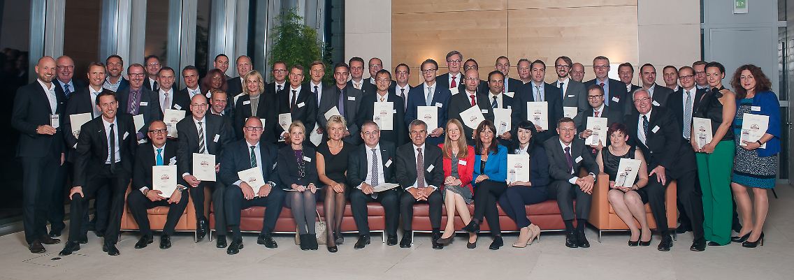 Gruppenbild der Preisträger in der Bertelsmann-Repräsentanz in Berlin.