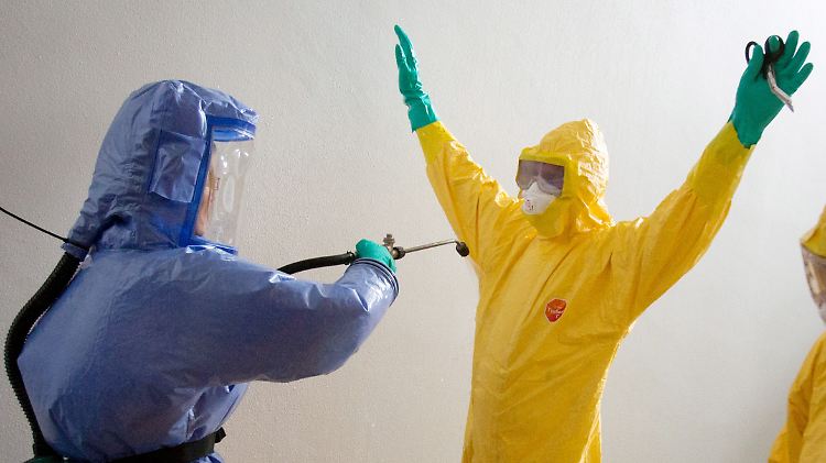 Im Umgang mit Ebola-Patienten gelten strenge Sciherheitsbestimmungen.