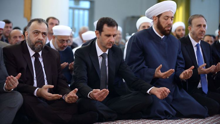 Zum ersten Mal seit Monaten zeigte sich Präsident Assad (2. v. l.) am Samstag öffentlich.