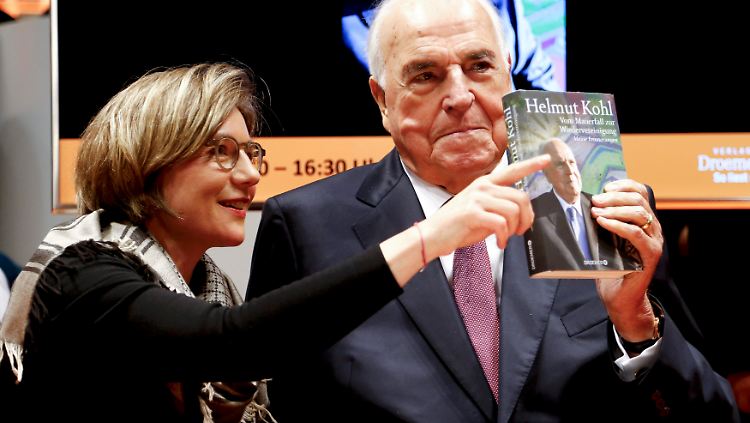 Helmut Kohl und seine Frau Maike Kohl-Richter bei der Präsentation des Buches.