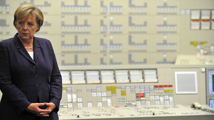 Bundeskanzlerin Merkel in der Leitwarte des Atomkraftwerks Lingen.