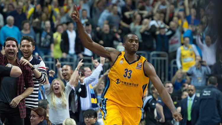 "Ich habe es einfach gemacht": Berlins Jamel McLean feiert seinen Treffer in allerletzter Sekunde mit den Fans.
