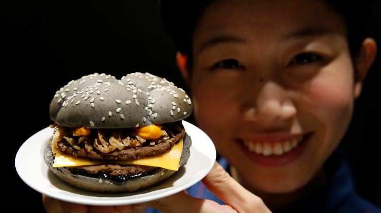 PR-Aktion für den japanischen Markt: Der US-Fastfoodriese McDonald's stellt in Tokio den Black Burger mit Tintenfischsoße vor.