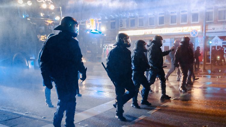 Wasserwerfereinsatz in Hamburg: "Hier droht ein Stellvertreterkrieg auf deutschem Boden."